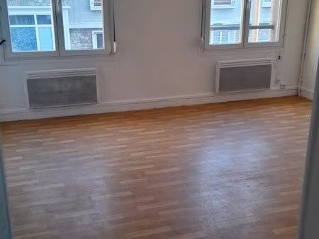 apparemment à deux pas du centre