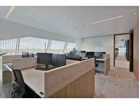 2.714 m² de bureaux prêts à l'emploi près de la gare de g...