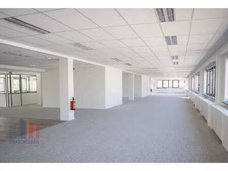 bureaux de 587 m² le long du r0
