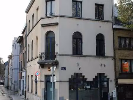 immeuble mixte  idéalement situé.