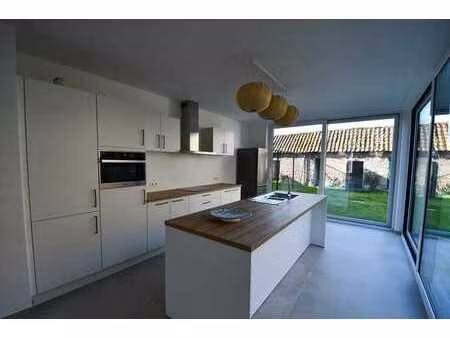 volledig gerenoveerde dorpswoning met 3 slaapkamers