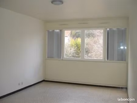 studio loué 25 m2 avec parking et cave