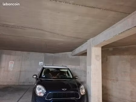 uzes - garage à louer (1 voiture + 1 moto)