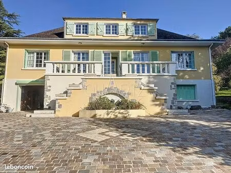 a vendre grande villa avec son très beau jardin arboré