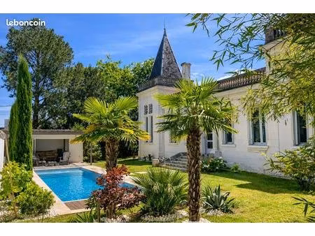 chartreuse de plain-pied rénovée par architecte avec piscine chauffée et double jardin – c