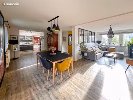 vente d’une maison aux grands volumes  implantée sur un terrain arboré dans un environneme