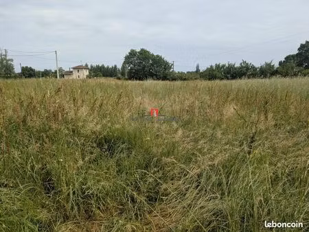 terrain 650 m² cars