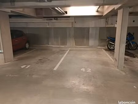parking sous-sol près de station de tram ligne a   les pins  