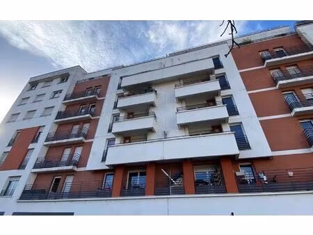 location appartement  68.96 m² t-3 à saint-denis  1 370 €