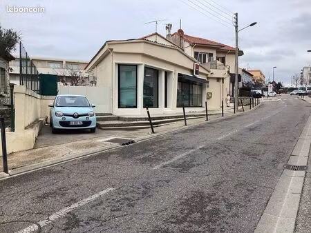 bureau avec jardin et place parking