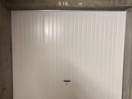 garage fermé sécurisé 15 40 m² – accès badge + télécommandes – rare