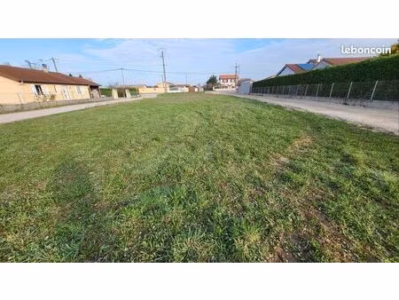 terrain 900m² plat et viabilisé en eau et assainissement