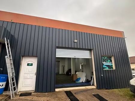 dépôt 150 m² à louer – avec bureau et sanitaire