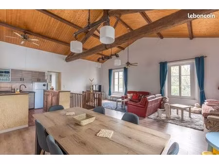 demeure de charme avec piscine en pleine nature entouré d’animaux