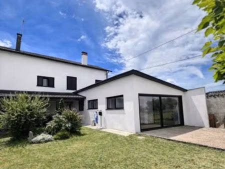 maison sur 2 niveaux - 81.02 m² habitables / 392 m² de terrain plat - 2 garages