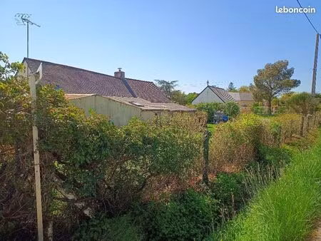 vends maison avec grand terrain de 7208 m2