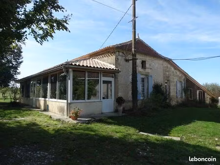 ferme et ses dépendances avec lac