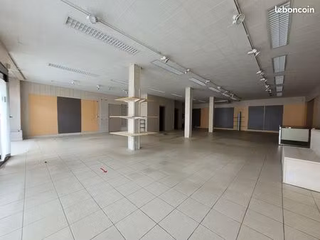 local commercial 148 m² maen roch