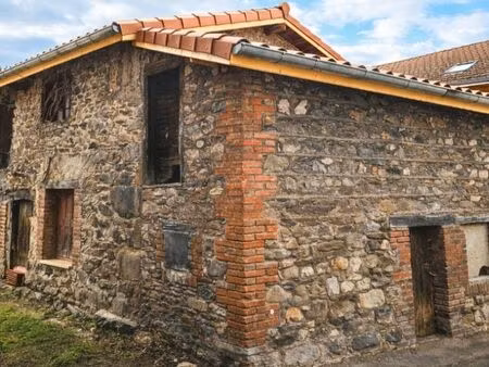 batisse en pierre à rénover-toiture refaite- énorme potentiel