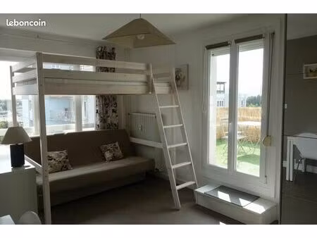 f1 lumineux avec terrasse et parking