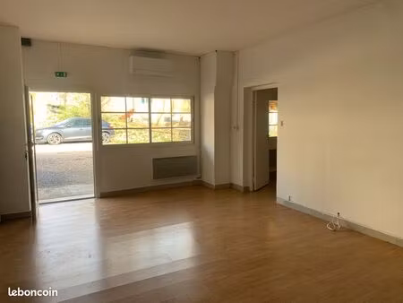 deux bureaux communicants lumineux