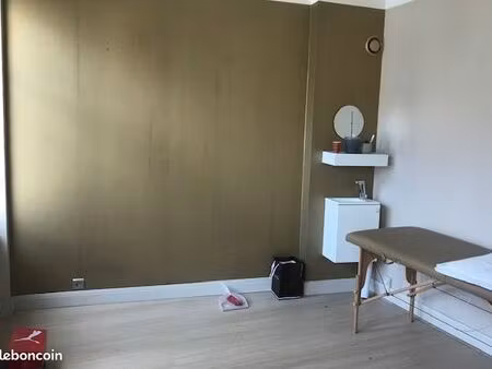 bureaux ou local 12m² et salle d'attente 3 / 4 places