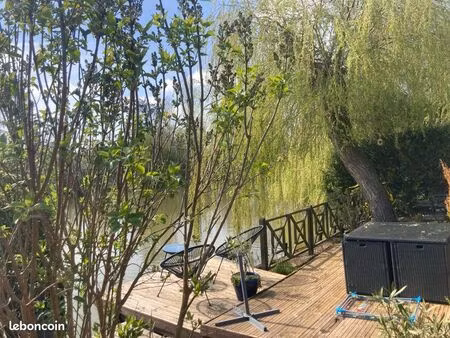 chalet d’habitation au bord de l’eau