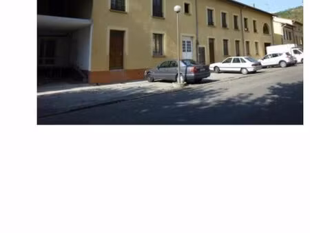 grande bâtisse de 1600m2 de surface sur 3 niveaux