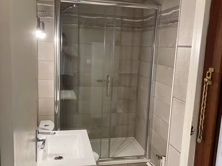 studio meublé dans résidence sécurisée avec parking