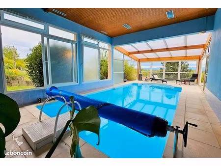 villa 151 m² – terrain 2 004 m² – vue dégagée – piscine intérieure