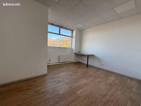 bureau 25 m² et terasse sur rue passante