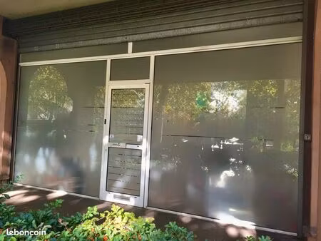 local commercial 43 m² – grande vitrine – forte visibilité – canal du midi