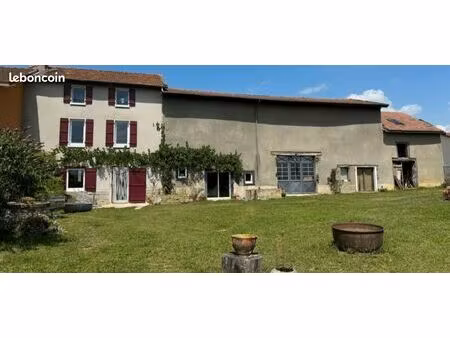 corps de ferme rénové avec dépendances et terrain constructible à 3km d'ambert