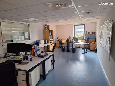 local 1038 m² vannes