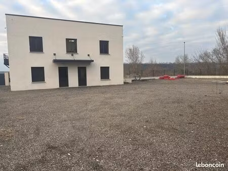 local commercial 100 m² + cour 900 m² à nivolas-vermelle