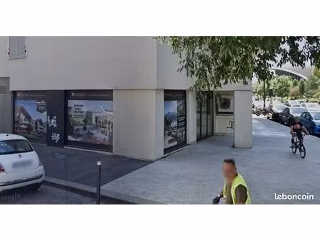 local commercial de 60m² loué