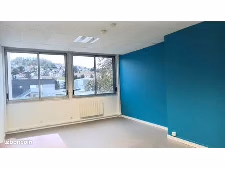 bureau amenage pour activite professionnelle