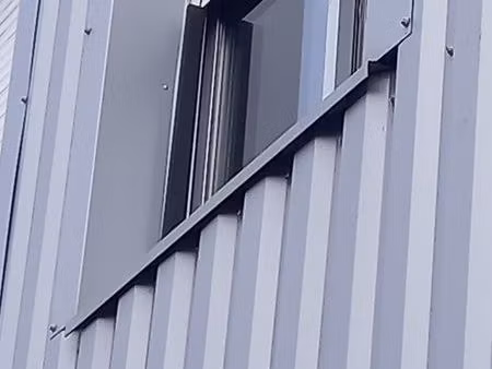 local professionnel: entrepôt fonctionnel avec bureaux intégrés