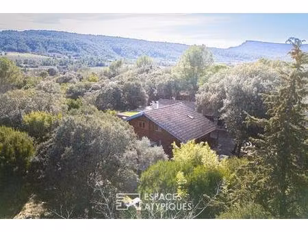 maison bois confidentielle avec étang au coeur de la garrigue