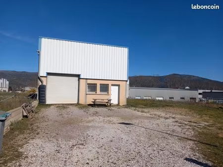 local d'activité 200m²