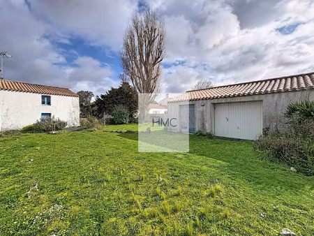 en plein centre du bourg - maison de pays a renover