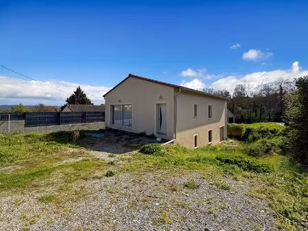 maison récente au centre de lherm