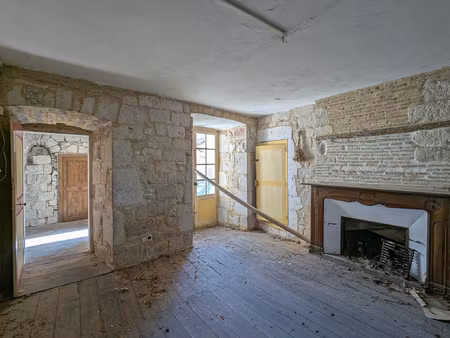 situé au coeur du village immeuble comprenant 7 appartements 