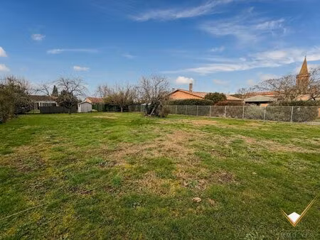 à vendre – terrain idéalement situé au centre de saint-hila