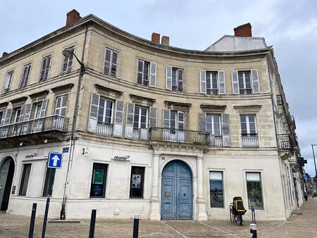 a vendre dans l'hyper centre ville 3 lots d'habitation et 3 lots annexes dans un immeuble 