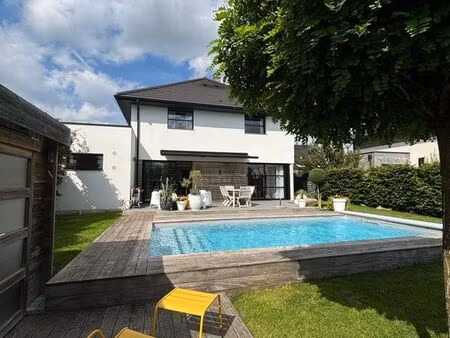 maison récente avec piscine