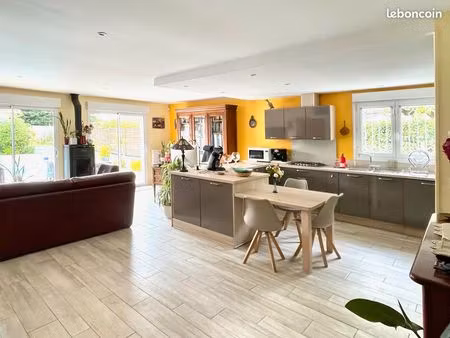 belle maison 183m2 sur terrain paysagé 922m2 + 55m2 garage + piscine au sel. 4 chambres su