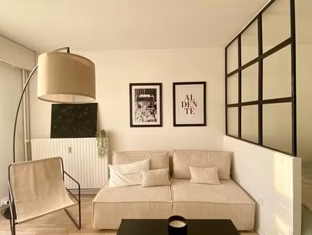 apparemment dans résidence avec balcons