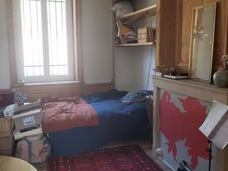 collonges centre et bus ds petit imm. rénové joli studio traversant en bon état une grande