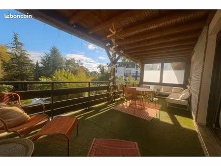 à vendre grand appartement rénové – terrasse – parkings – combles aménageables – prestatio